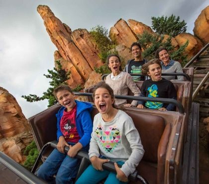 Disneyland voller Spaß in Attraktion Big Thunder Mountain on ride