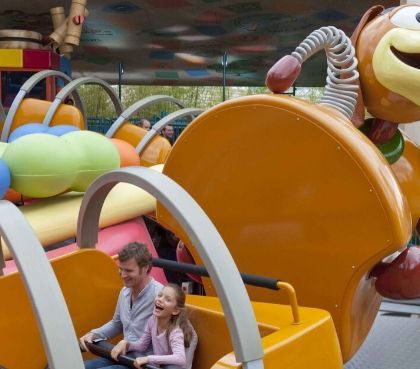 Slinky Dog Zigzag Spin Attraktion